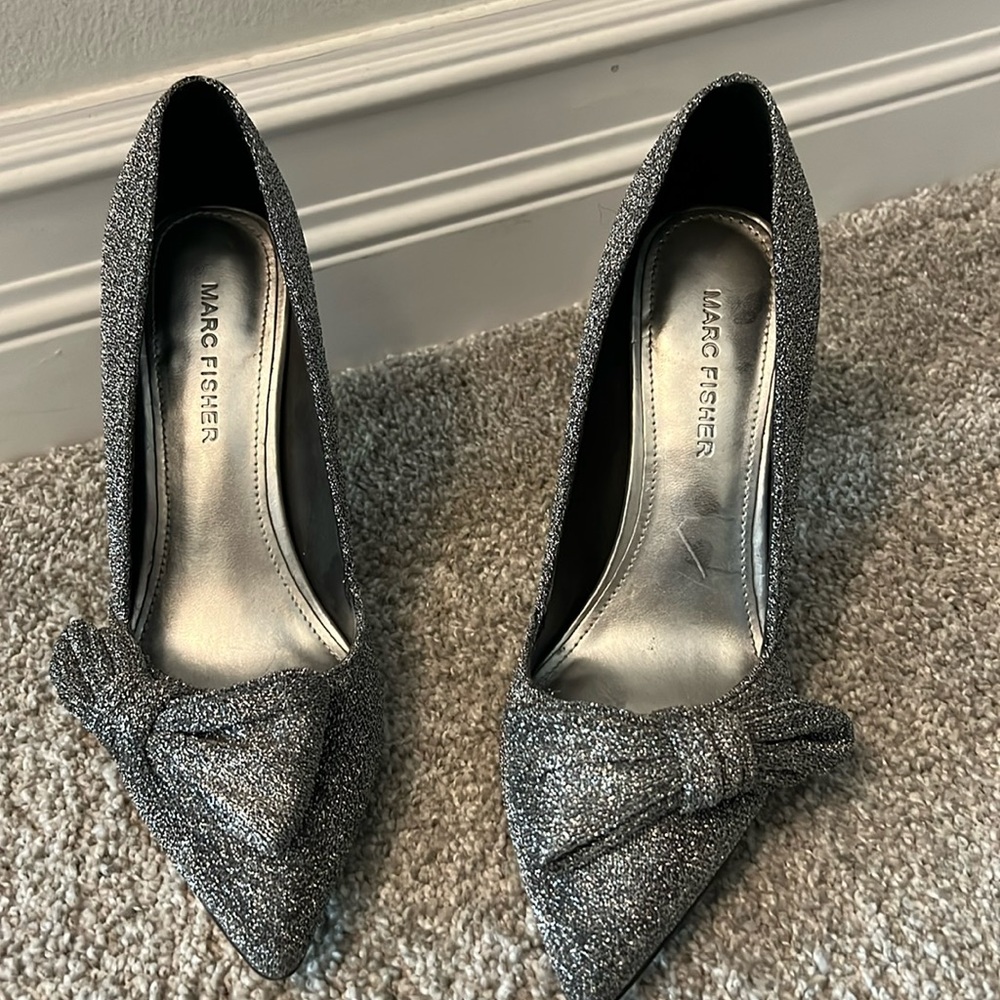 Silver sparkled Mark Fisher heals with bow
